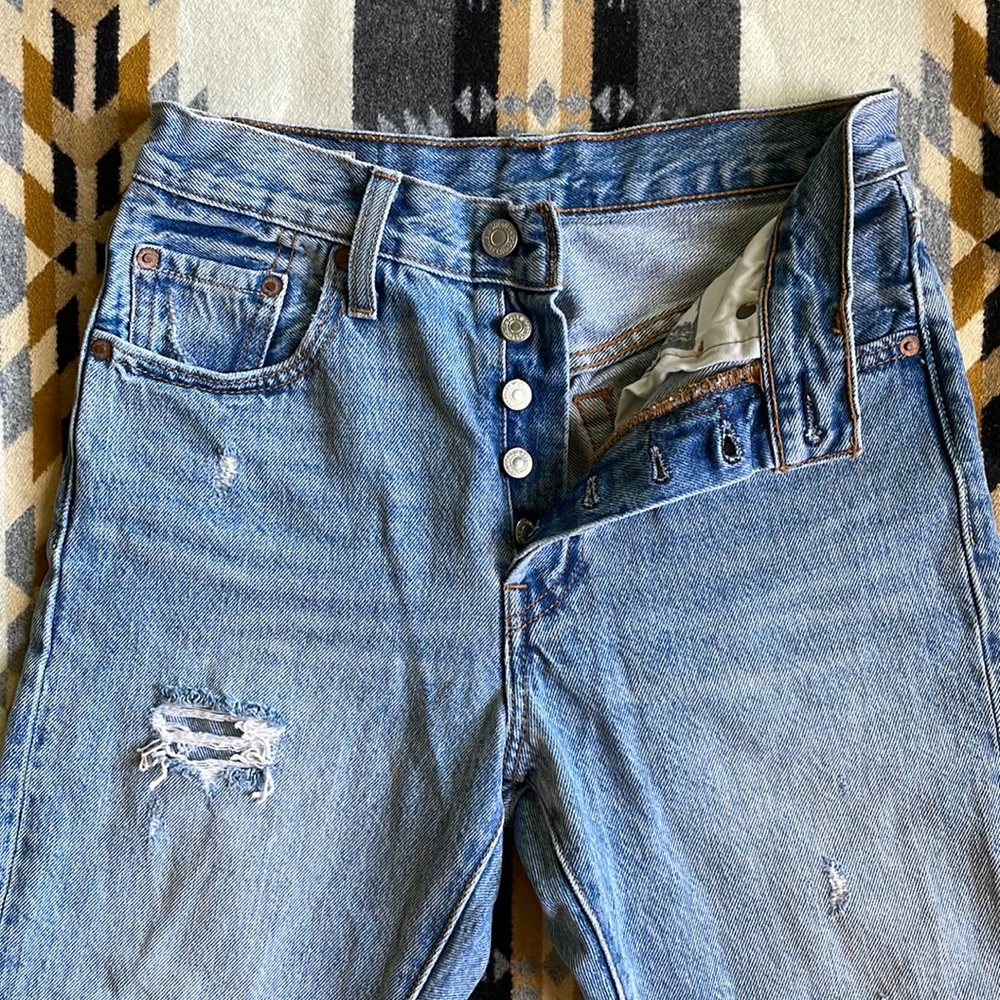 High Rise Button Fly Levi’s - Picture 2 of 3